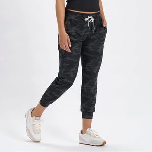 Vuori Performance Joggers - small - black camo